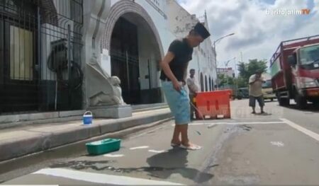 Seniman Bikin Penyebrangan Pakai Tapak Kaki, Sentil Keberadaan Zebracross