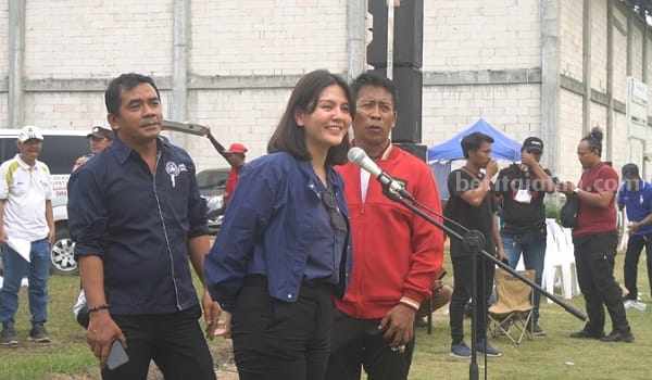 Ratu Tisha, wakil ketua PSSI saat datang di lapangan Banjarsari, cerme.