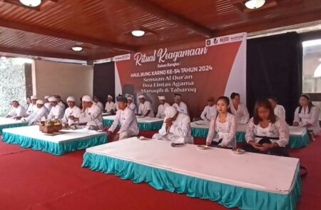 Haul Bung Karno ke-54, 6 Umat Beragama Gelar Doa Bersama di Blitar : Umat Hindu memanjatkan doa di Makam Bung Karno Kota Blitar, Kamis (20/06/2024). (Foto : Winanto/beritajatim.com)