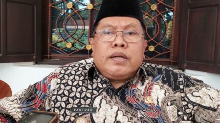 Wali Kota Blitar Santoso saat menjawab isu izin Arema FC, Senin (24/06/2024). (foto : Winanto/beritajatim.com)