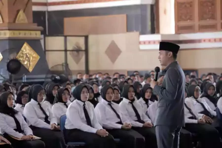 Bupati Tuban saat penyerahan SK PPPK. [foto: Diah Ayu/Beritajatim.com]