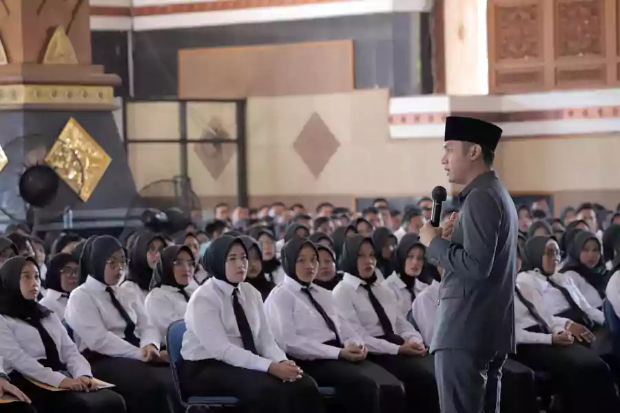 Bupati Tuban saat penyerahan SK PPPK. [foto: Diah Ayu/Beritajatim.com]