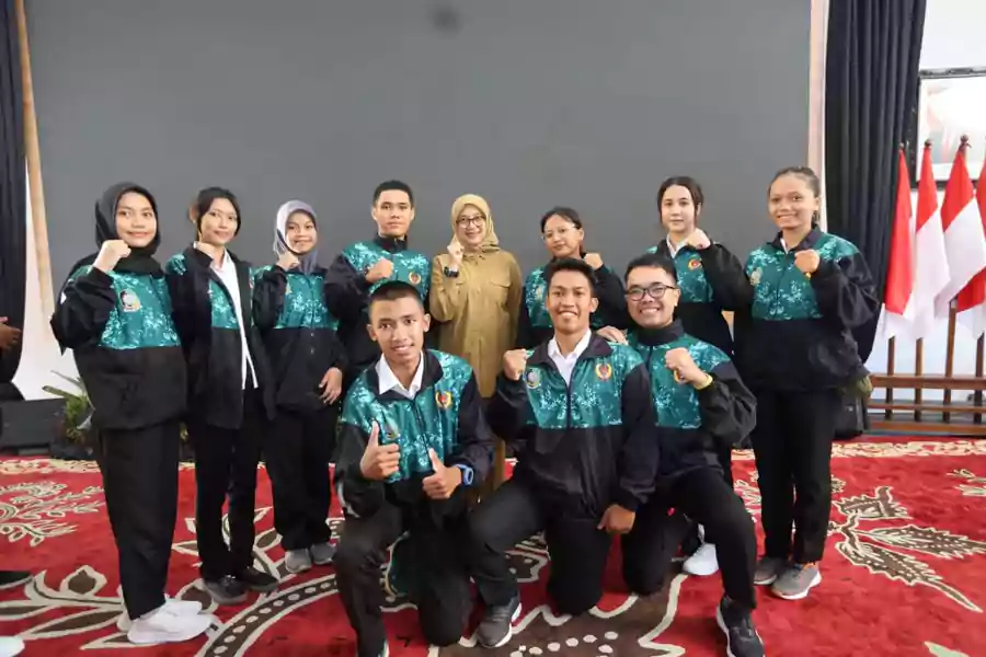 Bupati Banyuwangi Ipuk Fiestiandani menyerahkan bonus bagi atlet peraih medali.