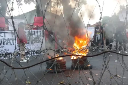 IMM Jember Bakar Ban, Beri Rapor Merah Kepemimpinan Bupati Hendy foto beritajatim