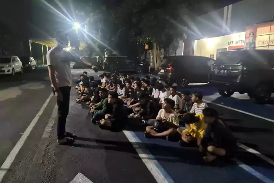 Puluhan penonton dan joki balapan liar diamankan polisi Bangkalan.