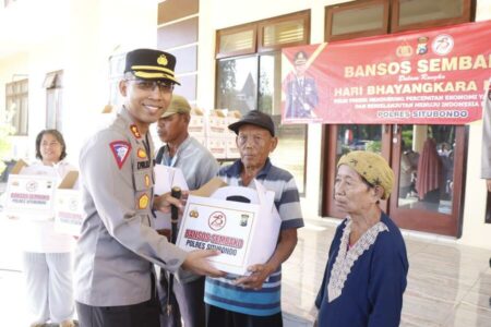 Puluhan Warga Kurang Mampu Sambangi Polres Situbondo, Pulang Bawa Paketan - Sebanyak 78 warga kurang mampu dari berbagai wilayah menyambangi Mapolres Situbondo.