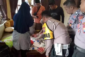 Bayi Dalam Keresek Merah di Sumenep Boleh Diadopsi, Begini Syaratnya Bayi yang dibungkus tas keresek merah saat baru ditemukan mendapatkan perawatan medis. (Foto: Ist)