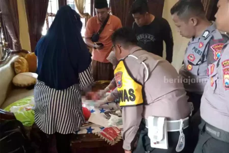 Bayi yang dibungkus tas keresek merah saat baru ditemukan mendapatkan perawatan medis. (Foto: Ist)
