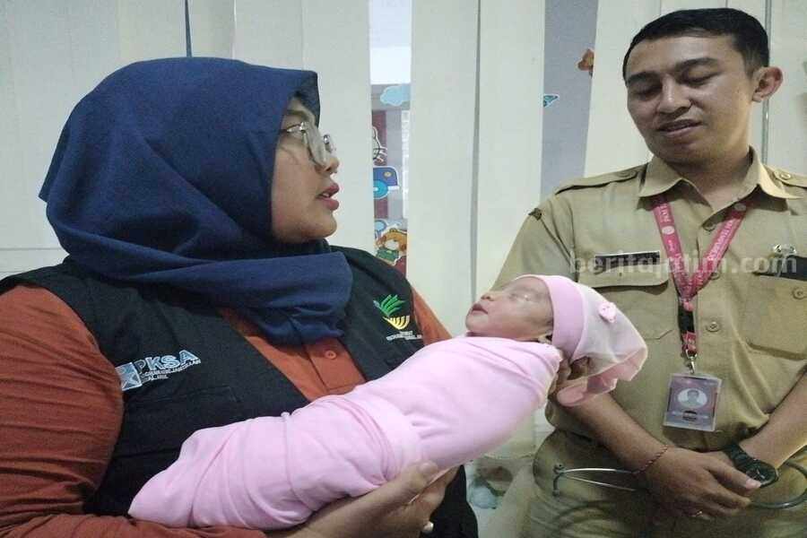 Warga Jember Temukan Bayi dalam Timba Bekas Cat
