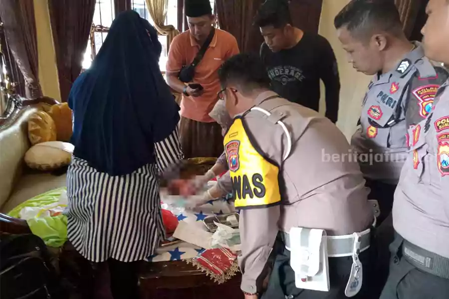 Bayi Dalam Keresek Merah di Sumenep Boleh Diadopsi, Begini Syaratnya Bayi yang dibungkus tas keresek merah saat baru ditemukan mendapatkan perawatan medis. (Foto: Ist)