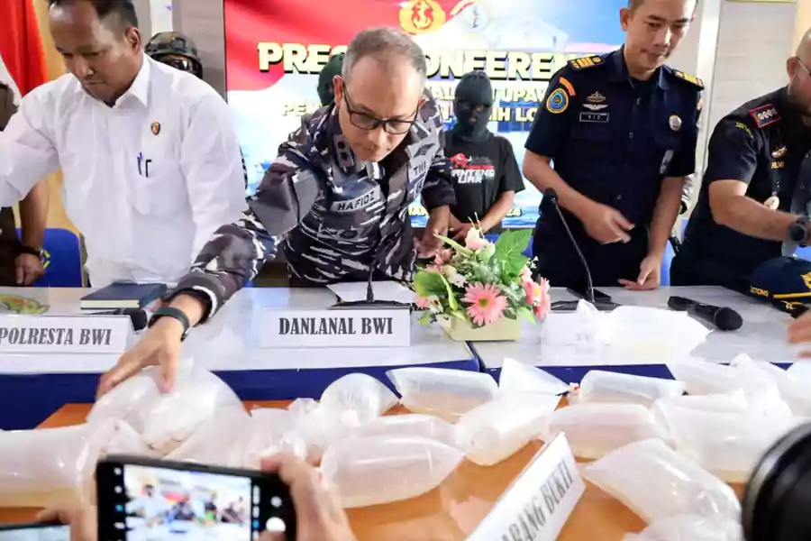Konferensi pers pengungkapan dan penggagalan upaya penyelundupan benih lobster di Mako Lanal Banyuwangi. (Beritajatim.com/Rindi)