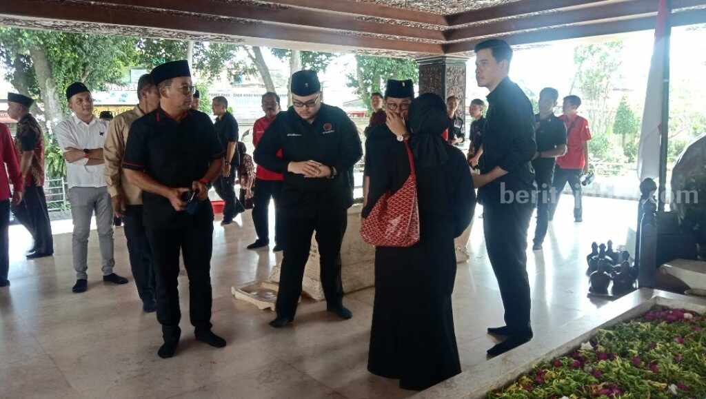 Bupati Kediri Bawa Pulang Bunga dari Makam Bung Karno Blitar Jelang Pilkada, Ada Apa?