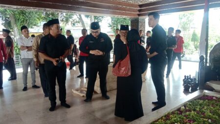 Bupati Kediri Bawa Pulang Bunga dari Makam Bung Karno Blitar Jelang Pilkada, Ada Apa? Bupati Kediri Bawa Pulang Bunga dari Makam Bung Karno Blitar Jelang Pilkada, Ada Apa?