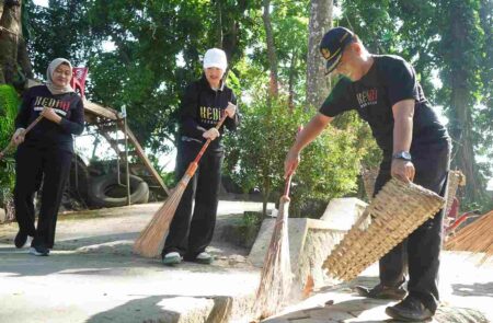 Cegah Demam Berdarah, Mbak Cicha Ajak Kader PKK Kediri Kerja Bakti Serentak