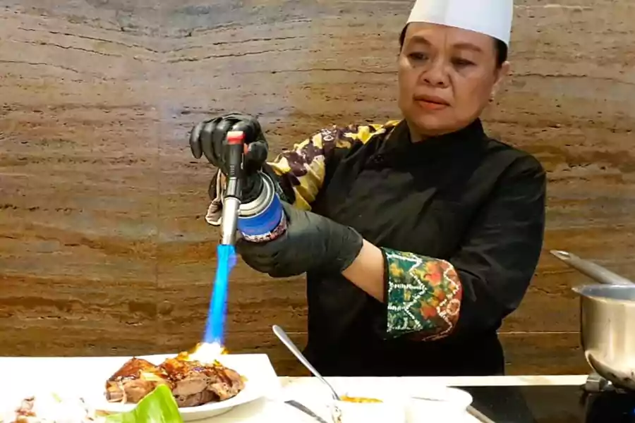 Chef Ervin sedang membuat olahan daging spesial.