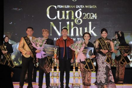 Pemenang Duta Wisata Cung dan Ndhuk Kabupaten Tuban bersama Bupati Tuban