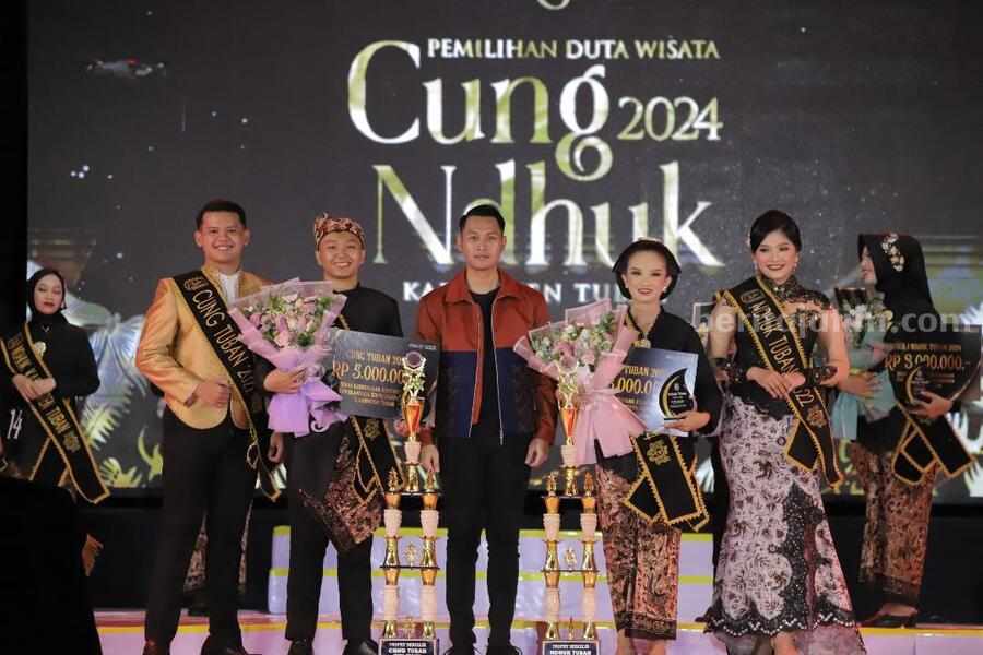 Pemenang Duta Wisata Cung dan Ndhuk Kabupaten Tuban bersama Bupati Tuban