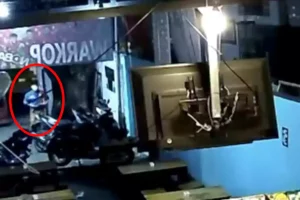 Pria Berseragam Minimarket Gagal Curi Motor di Bangkalan Potongan gambar CCTV percobaan aksi pencurian di Bangkalan.