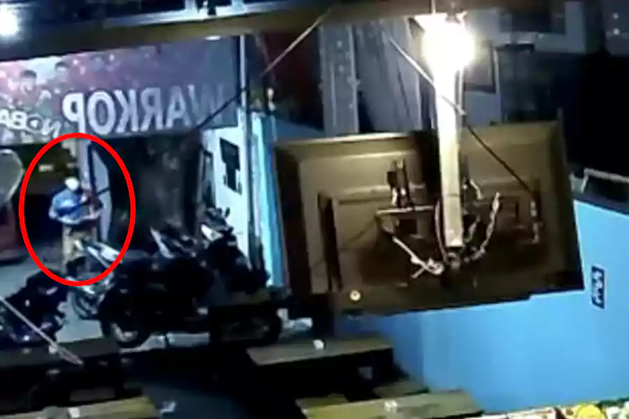 Potongan gambar CCTV percobaan aksi pencurian di Bangkalan.