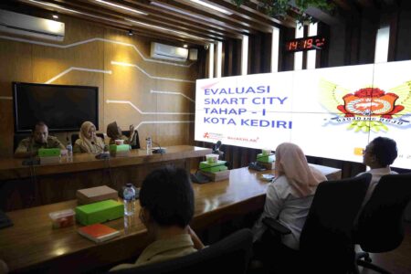 Evaluasi Smart City Tahap I, Begini Paparan Pemkot Kediri Ikuti Evaluasi Tahap I, Pemkot Kediri Paparkan Progres Smart City Kota Kediri Minim Kendala