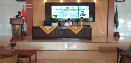 Dewan Da’wah dan Kemenag Magetan Gelar Seminar Pendidikan Menuju Indonesia Emas Dari kiri ke kanan: ustadz Mochamnad Alim ( memberi kata sambutan), Dr. Adian, ustadz Sumadi, dan Tom Mas'udi