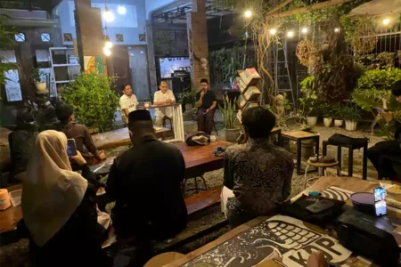 Diskusi energi terbarukan bersama peneliti ITB di Read Cafe Kediri. (Beritajatim.com/Isnan)