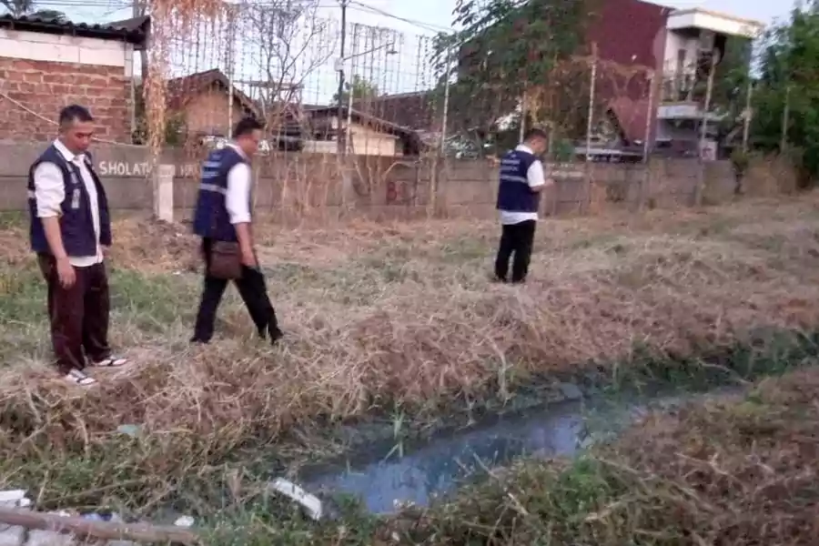 DLH Kota Surabaya sedang mengecek lokasi air sungai yang berubah warna hijau.