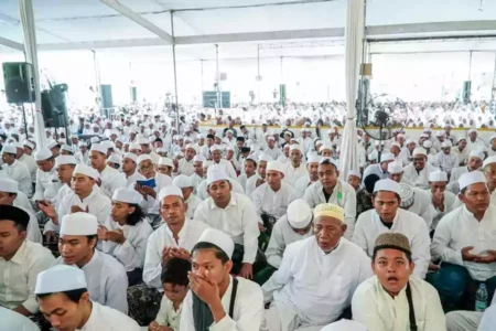 Ribuan jamaah majelis dzikir Al Khidmah saat melakukan dzikir bersama di Alun-alun Kabupaten Lamongan.