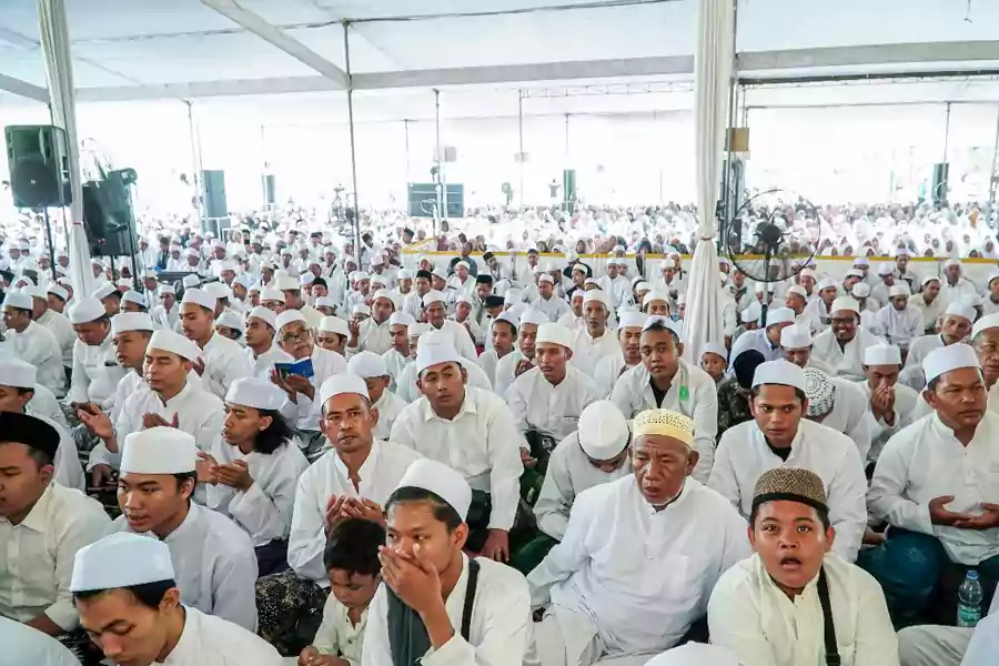 Ribuan jamaah majelis dzikir Al Khidmah saat melakukan dzikir bersama di Alun-alun Kabupaten Lamongan.