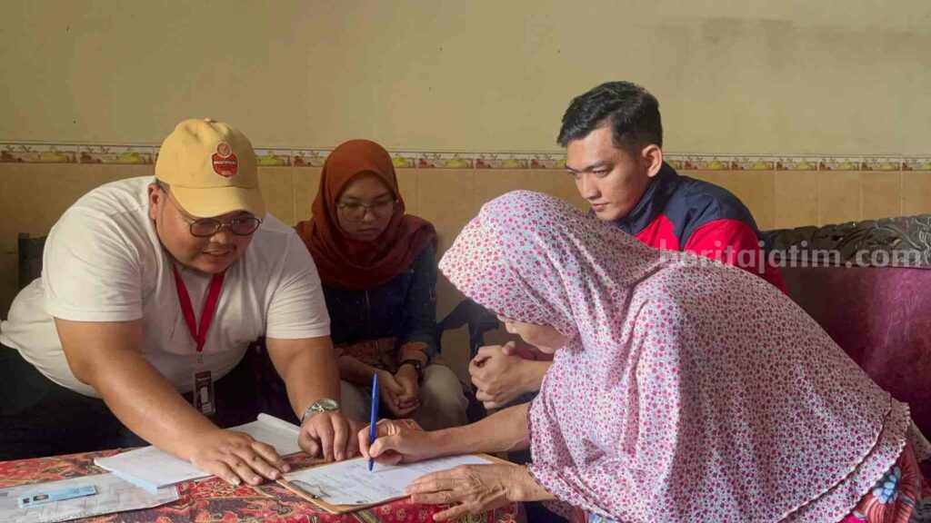 Salah satu petugas Pantarlih KPU Kota Kediri melakukan coklit hari pertama.