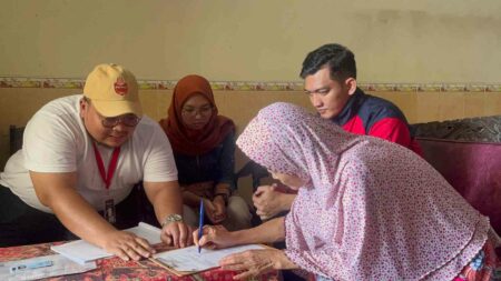 Kejar Rekor MURI, KPU Kota Kediri Target 7.820 Coklit Hari Pertama Salah satu petugas Pantarlih KPU Kota Kediri melakukan coklit hari pertama.