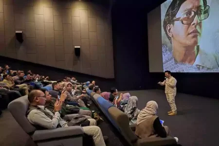 Dihadiri Emil-Arumi, Ribuan Penonton Antusias Nobar Film ‘Lafran’ oleh KAHMI Jatim Emil Elestianto Dardak saat menghadiri nobar film Lafran Pane di Maspion Square Surabaya. (Beritajatim.com/Rahardi)
