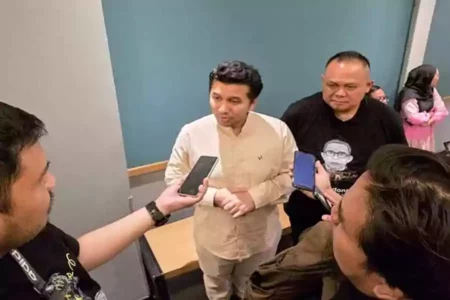 PKB Wacanakan Kiai Marzuki-Risma di Pilgub Jatim, Emil Dardak Santai Saja Emil Elestianto Dardak saat diwawancarai usai nobar film Lafran.