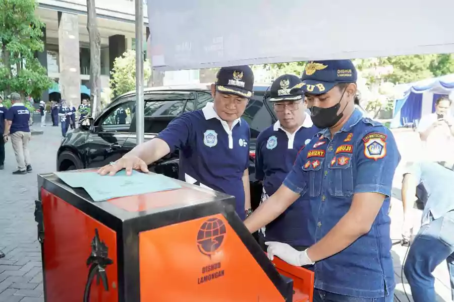 Uji emisi kendaraan dinas Kepala OPD dan Camat dalam peringatan Hari Lingkungan Hidup Sedunia di Lamongan.