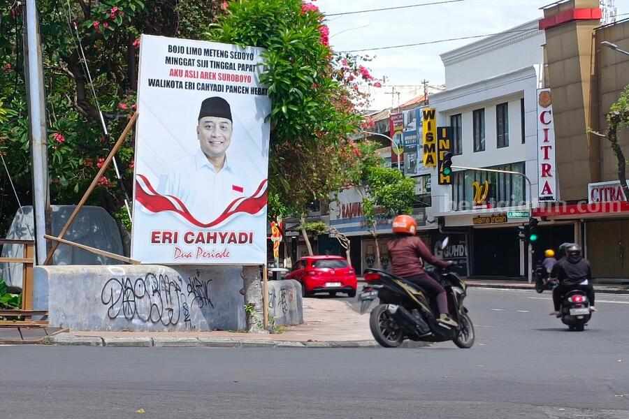 Spanduk Dua Periode Eri Cahyadi di Jalan Tunjungan (dok. Rama Indra/beritajatim.com).