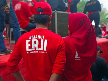 Kaos Jersey Relawan Militan ERJI 2024 Surabaya (dok. Rama Indra/beritajatim.com)