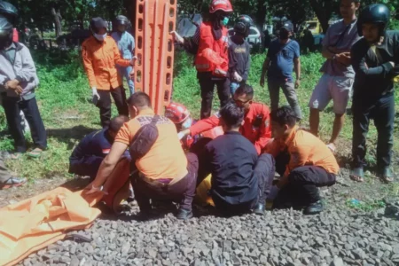 Wanita Probolinggo Tewas Terlindas KA di Surabaya, Diduga Bundir foto beritajatim