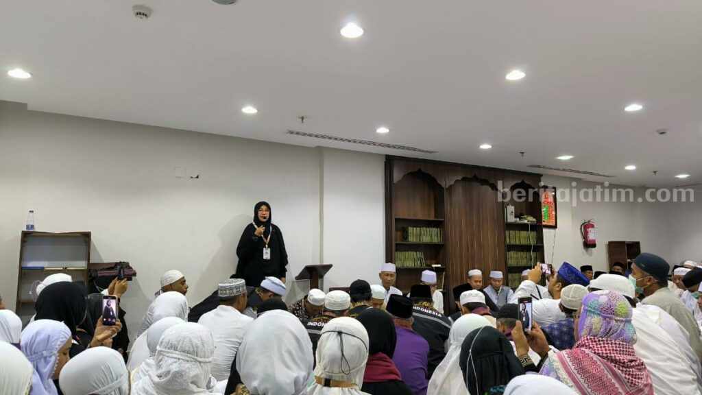 Bupati Banyuwangi Ipuk Fiestiandani saat menyapa para jamaah haji di Hotel Bilal, Misfalah, Mekkah, Arab Saudi. (humaskab)