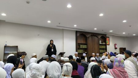 Bareng Men-PAN RB, Bupati Banyuwangi Titip Doa ke Jamaah Haji, Begini Pesannya Bupati Banyuwangi Ipuk Fiestiandani saat menyapa para jamaah haji di Hotel Bilal, Misfalah, Mekkah, Arab Saudi. (humaskab)