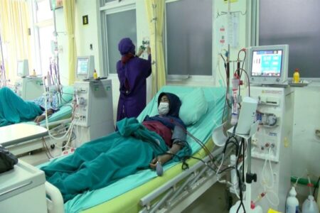 Pasien Gagal Ginjal di Kabupaten Blitar yang menjalani cuci darah, Jumat (28/06/2024). (foto : Winanto/beritajatim.com)