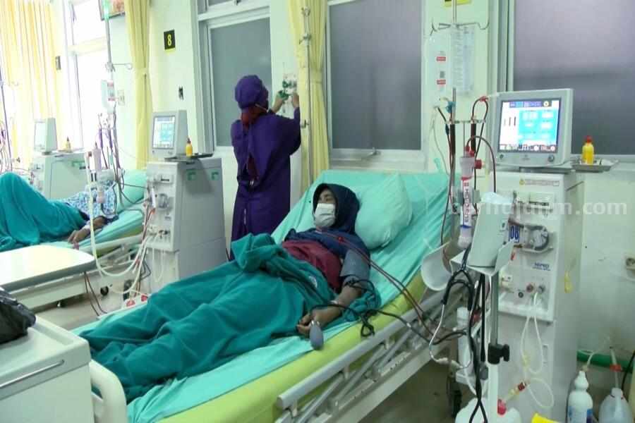 Pasien Gagal Ginjal di Kabupaten Blitar yang menjalani cuci darah, Jumat (28/06/2024). (foto : Winanto/beritajatim.com)