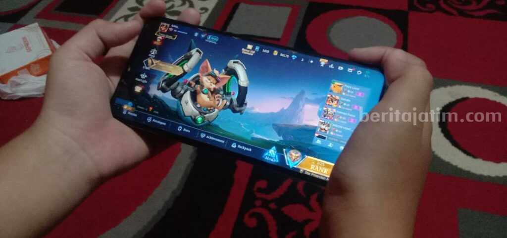 https://mail.yahoo.com/d/folders/1/messages/87850/AEY0cYQmLPEpZnAdAgM4OGY-_Pw:2#:~:text=Game%20online%20pada%20HP%20siswa%20di%20Blitar%2C%20Senin%20(17/06/2024).%20(foto%20%3A%20Winanto/beritajatim.com)