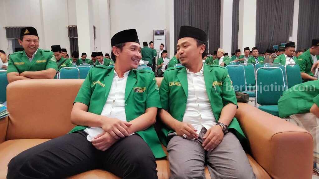 Sebelah kiri Ketua PC GP Ansor masa khidmat 2020-2024 Ahmad Ja’far Ali atau Gus Afa bersama Ketua PC GP Ansor yang terpilih secara aklamasi Abdul Muis. [foto: Diah Ayu/beritajatim.com]