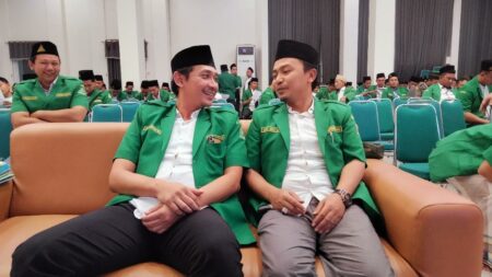 Sebelah kiri Ketua PC GP Ansor masa khidmat 2020-2024 Ahmad Ja’far Ali atau Gus Afa bersama Ketua PC GP Ansor yang terpilih secara aklamasi Abdul Muis. [foto: Diah Ayu/beritajatim.com]