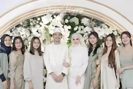 Potret Gilga Sahid dan Happy berfoto bersama tamu undangan saat pernikahan mereka.