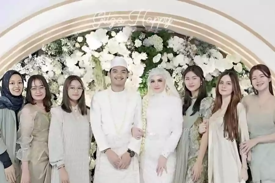 Potret Gilga Sahid dan Happy berfoto bersama tamu undangan saat pernikahan mereka.