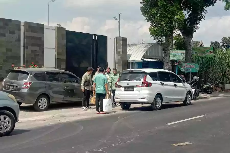Suasana di depan gedung tempat akad nikah Happy Asmara dan Gilga. (Foto: Owi)