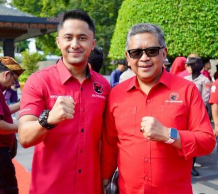Banyak Kader PDIP Pertanyakan Penunjukan Hengky Kurniawan Jadi Bacawali Blitar Hengky Kurniawan bersama Sekjen PDIP, Hasto Kristiyanto saat berziarah di Makam Bung Karno Kota Blitar, Jumat (21/06/2024). (foto : istimewa)