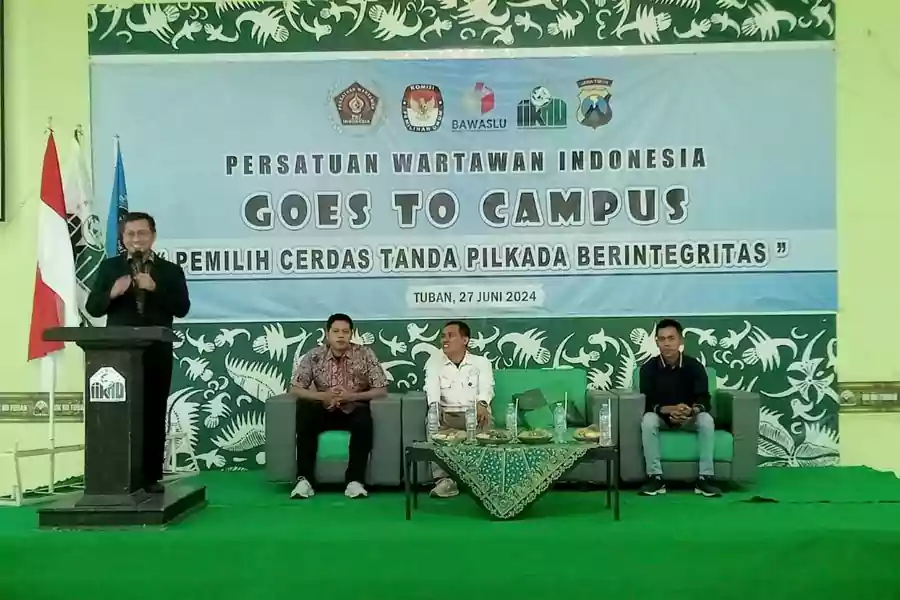 Rektor IIKNU Tuban saat memberikan saambutan [foto: Diah Ayu/beritajatim.com]