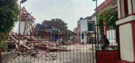 Pasar Ikan Hias Blitar Diratakan, Begini Nasib Pedagang Pasar Ikan Hias Kota Blitar diratakan dengan alat berat, Kamis (13/06/2024). (foto : Winanto/beritajatim.com).